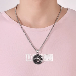 Détail du collier Taureau vintage en acier inoxydable argenté porté par un homme