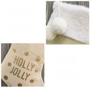 Dettaglio di calze natalizie in lino con pois dorati e bordo in ecopelliccia bianca