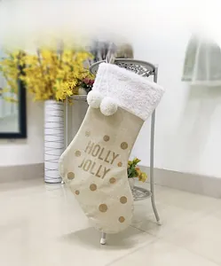 Calza di Natale in lino con bordo in peluche bianco e stampa Holly Jolly su supporto