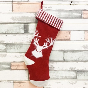 Chaussette de Noël tricotée rouge avec motif renne blanc et revers rayé décoratif