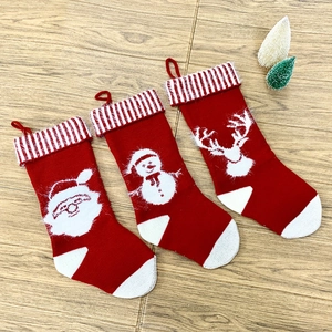 Lot de trois chaussettes de Noël tricotées rouges avec motifs Père Noël, Bonhomme de neige
