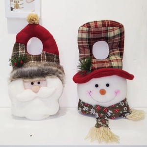 Détail de suspensions de porte de Noël faites main avec motifs Père Noël et bonhomme de neige