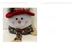 Détail du bonhomme de neige de Noël avec bonnet à carreaux rouges et écharpe tricotée