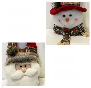 Détails d'ornements de Noël faits main avec peluches et décorations de chapeaux à carreaux
