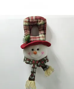 Vue détaillée d'une décoration de porte bonhomme de neige de Noël avec motif à carreaux
