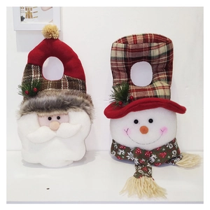 Détail de suspensions de porte en peluche Père Noël et Bonhomme de neige à carreaux
