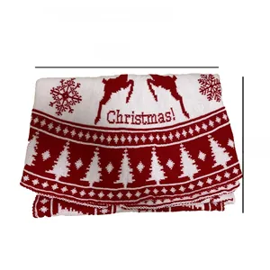 Dettaglio del tappeto per albero di Natale in maglia con renne e fiocchi di neve, 40x30cm