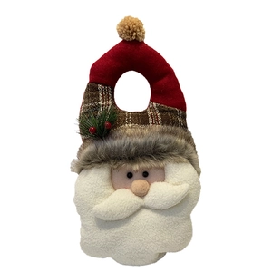 Détail d'un accroche-porte Père Noël artisanal avec textures en tissu à carreaux rouges