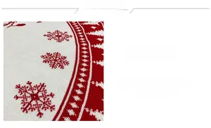 Dettaglio della gonna per albero di Natale in maglia rossa e bianca con fiocchi di neve
