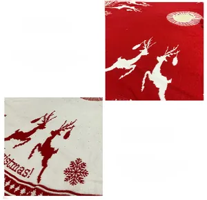Dettaglio della gonna per albero di Natale in maglia con renne e motivi festivi di fiocchi di neve