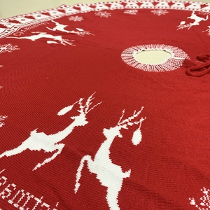 Gonna per albero di Natale in maglia rossa con motivo di renne bianche e scritte decorative