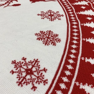 Gonna per albero di Natale in maglia con motivi di renne e fiocchi in rosso e bianco