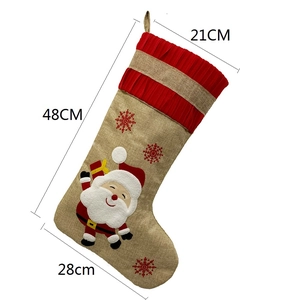 Weihnachtsstrumpf aus Leinen mit Weihnachtsmann-Motiv und Maßen 48x21x28cm auf Weiß