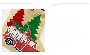Détails de broderie de gnomes et camion rouge sur une chaussette de Noël en jute
