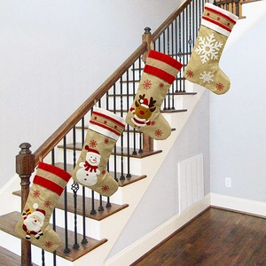 Detail von vier Jutesocken für Weihnachten mit Weihnachtsmann-, Schneemann- und Rentier-Motiven