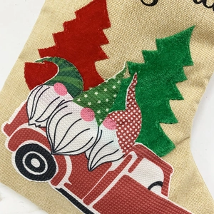 Chaussette de Noël en lin avec gnomes 3D, camion rouge et motifs d'arbres brodés