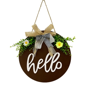 Targa di benvenuto rotonda in legno marrone con scritta hello bianca e decori floreali