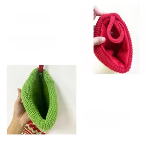 Détail d'une chaussette de Noël en tricot montrant la doublure pelucheuse et l'attache