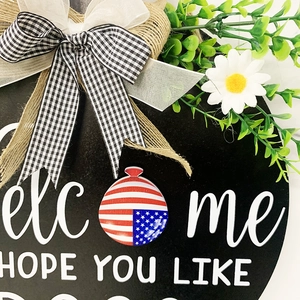 Patriotisches Willkommensschild aus Holz mit US-Flagge, Karoschleife und Kunstpflanzen