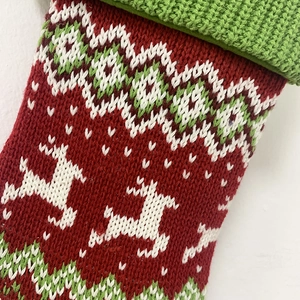 Vue détaillée d'une chaussette de Noël en tricot avec des motifs de rennes et de vagues