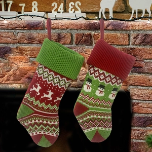 Lot de 2 chaussettes de Noël tricotées avec renne et bonhomme de neige sur une cheminée