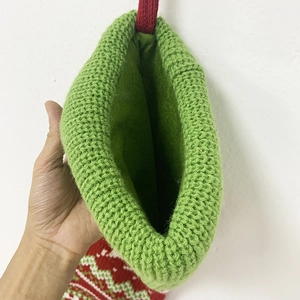 Chaussette de Noël tricotée avec doublure en polaire verte et boucle rouge décorative