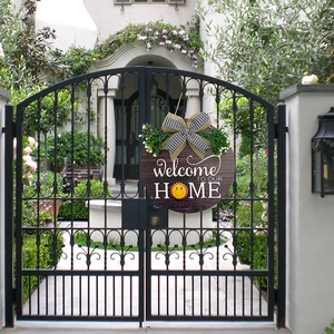 Détail de la plaque de porte Welcome Home avec nœud à carreaux et motif soleil