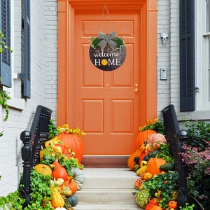 Détail de la plaque de bienvenue en bois avec nœud à carreaux pour décoration de récolte automne