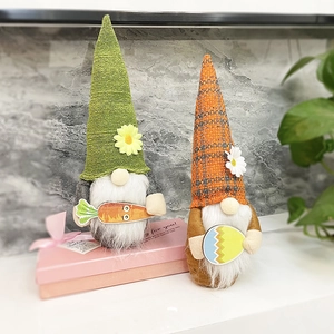 Detail van paaskabouters met wortel- en eiaccessoires voor lentedecoratie in huis