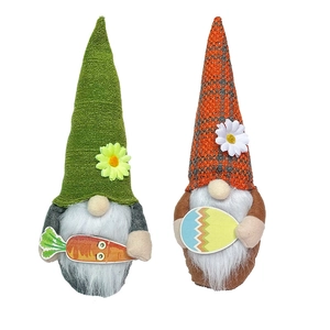 Set van twee Pasen kabouter knuffels met gebreide mutsen en wortels voor huisdecoratie