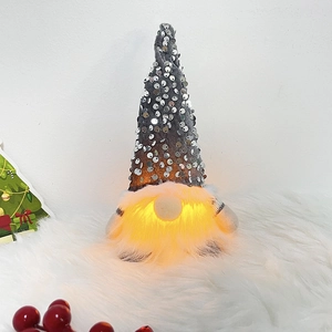 Nahaufnahme eines leuchtenden LED-Weihnachtswichtels mit grauer Paillettenmütze