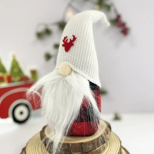Gnome de Noël en peluche avec bois rouges et motif à carreaux sur socle en bois