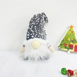 Detailansicht einer Weihnachtswichtel-Puppe mit grauer Paillettenmütze und weißem Bart