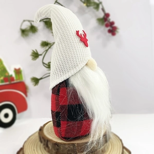 Détail d'un gnome de Noël avec bonnet tricoté cerf et corps à carreaux rouges et noirs