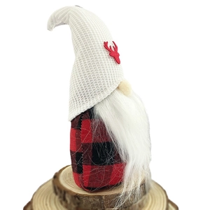 Gnome de Noël avec bonnet blanc en tricot et corps à carreaux rouges et noirs sur du bois