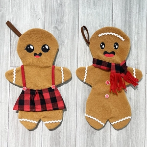 Lot de deux chaussettes de Noël bonhomme de pain d'épices avec détails à carreaux rouges