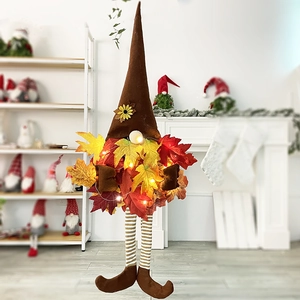 Détail d'un gnome d'automne lumineux avec corps en feuilles d'érable pour décoration