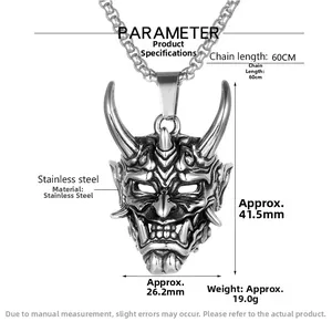 Détail macro du pendentif masque Hannya montrant le matériau en acier et les dimensions