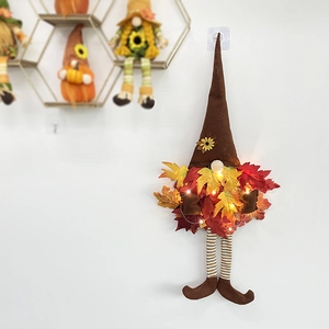 Gnome d'automne à suspendre avec corps en feuilles d'érable à LED et jambes rayées