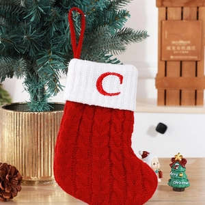 Calza di Natale rossa in maglia con risvolto bianco e lettera C ricamata decorativa