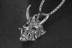 Vue détaillée d'un pendentif masque japonais Oni Hannya en acier inoxydable vintage