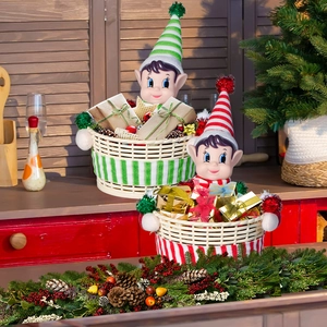 Detail von Weihnachts-Elfen-Körben mit rot-grünen Streifen in festlicher Hausatmosphäre