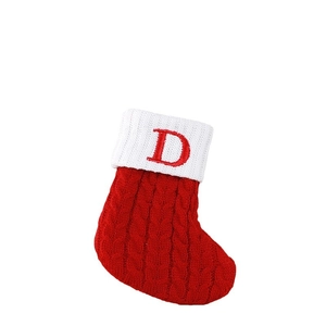 Calza di Natale in maglia rossa e bianca con lettera D ricamata per decoro festivo