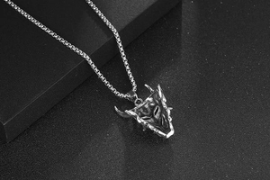 Détail du pendentif masque Hannya avec sculptures précises sur fond noir mat élégant