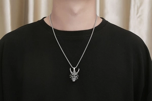 Vue détaillée du pendentif masque Hannya sculpté sur une chaîne pour homme de style urbain