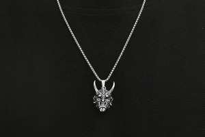 Détail du pendentif masque Oni japonais en acier inoxydable argenté avec chaîne
