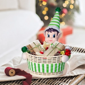 Detail eines Weihnachts-Elfen-Süßigkeitenkorbs mit gestreiftem Hut und festlicher Deko