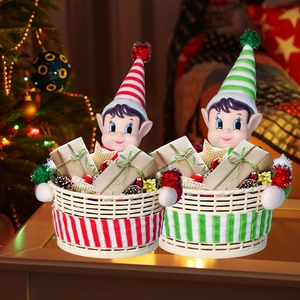 Set mit zwei Weihnachts-Elfen-Süßigkeitskörben mit gestreiften Hüten und Geschenkdeko