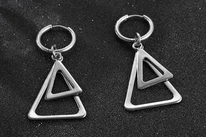 Vue détaillée de créoles géométriques argentées avec doubles pendentifs triangles
