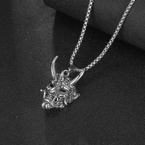Pendentif masque Hannya japonais en acier inoxydable vintage sur une chaîne solide